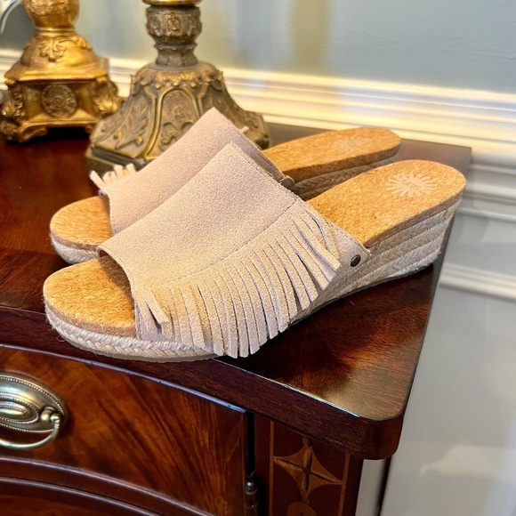 NWOB Women's UGG Danes Suede Fringe Wedge Sandals Shoes Tan Size US Size 8 - Picture 1 of 6